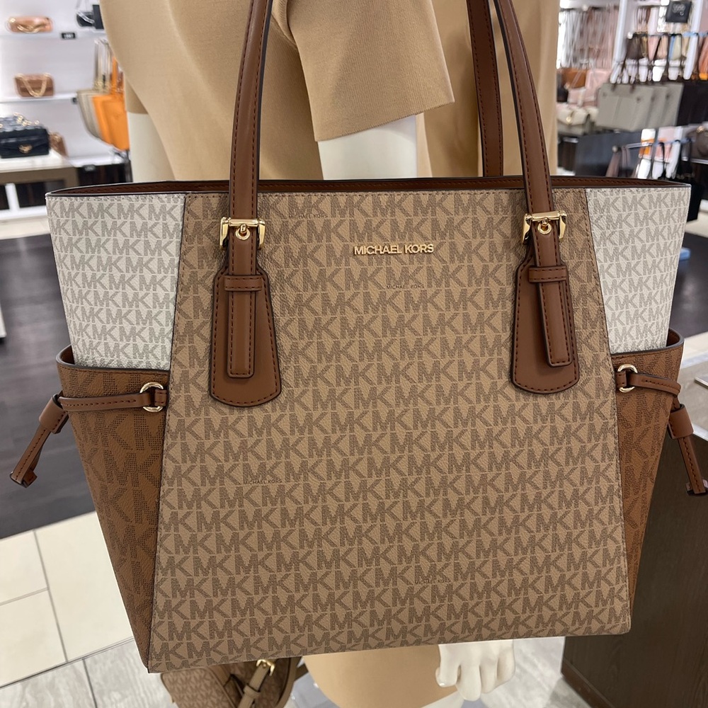 Michael Kors Voyager Lg Color-Block Signatur Logo Top Zip EW Shoulder Tote
Camel - Picture 6 of 16